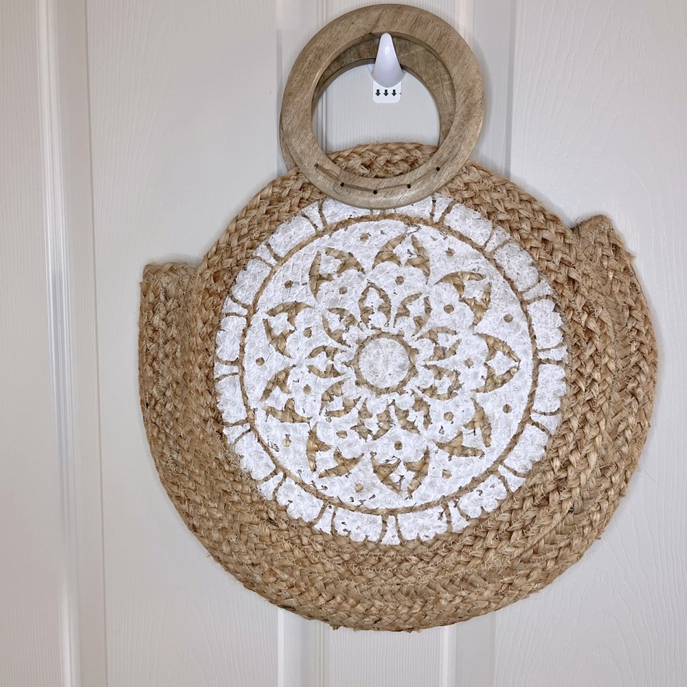Chloe & Lex White Floral Round Jute Tote Bag with Wooden Handles - Picture 4 of 9